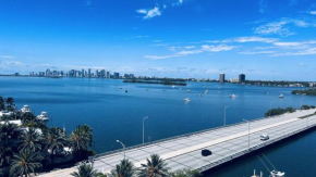Top Floor breathtaking view of Miami skyline, pool and free parking